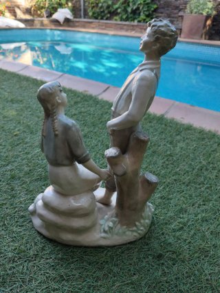 Figura porcelana pareja jóvenes y perro