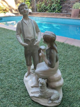 Figura porcelana pareja jóvenes y perro
