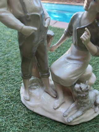 Figura porcelana pareja jóvenes y perro