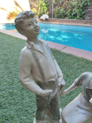 Figura porcelana pareja jóvenes y perro