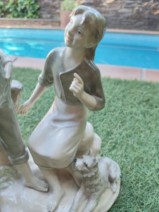 Figura porcelana pareja jóvenes y perro