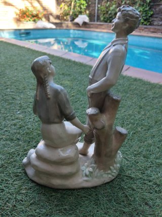 Figura porcelana pareja jóvenes y perro