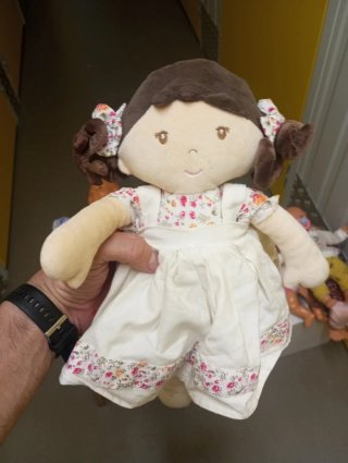 Muñeca de trapo con vestido floral