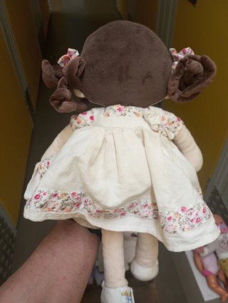 Muñeca de trapo con vestido floral