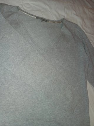Jersey entretiempo gris cuello pico.