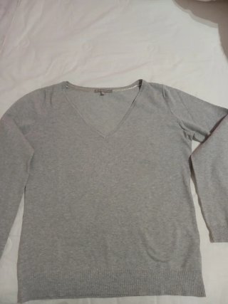 Jersey entretiempo gris cuello pico.