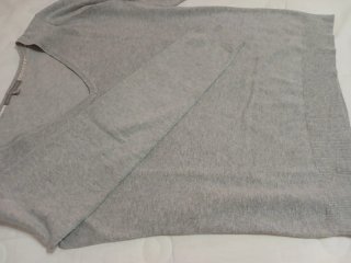 Jersey entretiempo gris cuello pico.