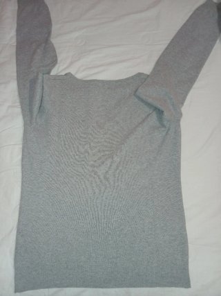 Jersey entretiempo gris cuello pico.
