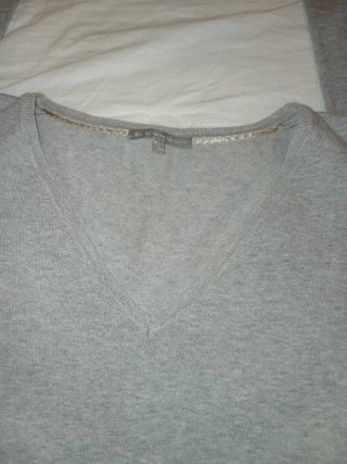 Jersey entretiempo gris cuello pico.