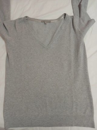 Jersey entretiempo gris cuello pico.