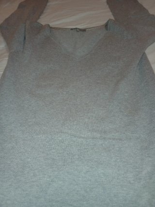 Jersey entretiempo gris cuello pico.