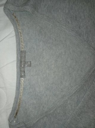 Jersey entretiempo gris cuello pico.