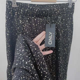 Pantalón ancho ONLY negro y dorado