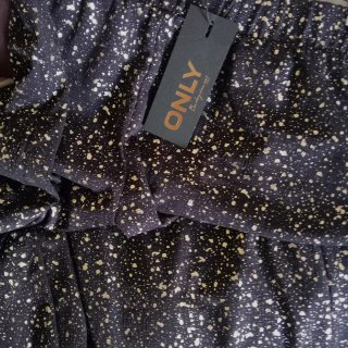 Pantalón ancho ONLY negro y dorado