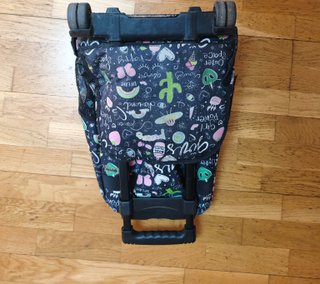 Mochila de ruedas negra con dibujos