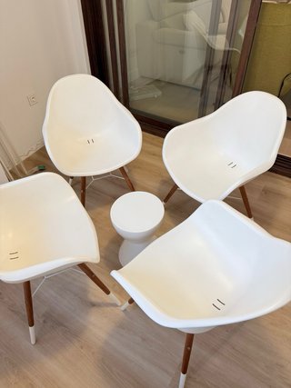 Juego de 4 Sillas Blancas con Patas de Madera