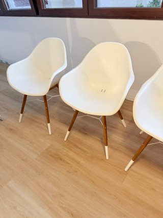 Juego de 4 Sillas Blancas con Patas de Madera