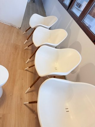 Juego de 4 Sillas Blancas con Patas de Madera