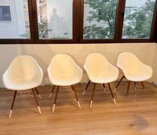 Juego de 4 Sillas Blancas con Patas de Madera