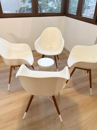 Juego de 4 Sillas Blancas con Patas de Madera