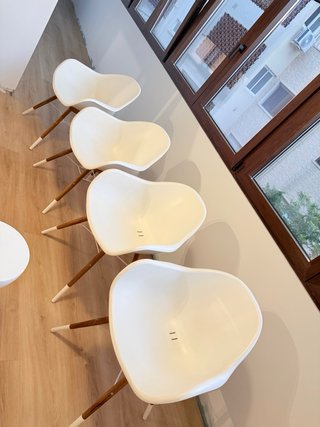 Juego de 4 Sillas Blancas con Patas de Madera