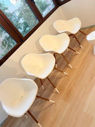 Juego de 4 Sillas Blancas con Patas de Madera