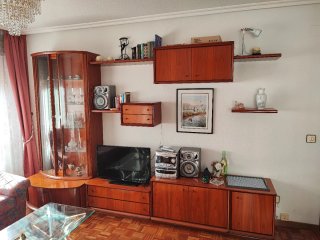Mueble de madera y cristal