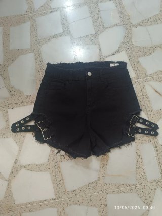 Pantalón corto negro con cinturón