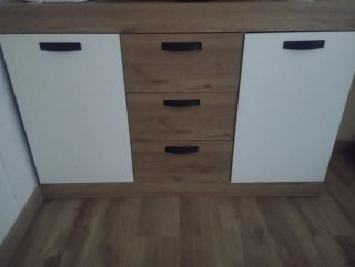 Mueble de madera y blanco con cajones