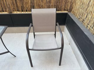 Mesa de jardín cristal y metal y 4 sillas