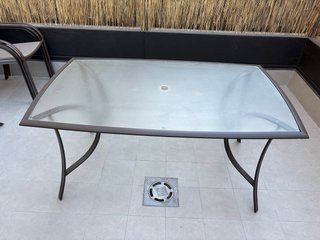 Mesa de jardín cristal y metal y 4 sillas