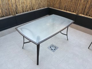 Mesa de jardín cristal y metal y 4 sillas