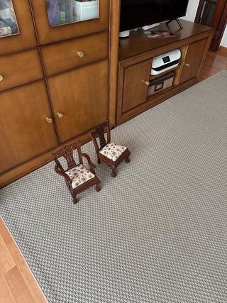 Sillas de madera tallada miniatura