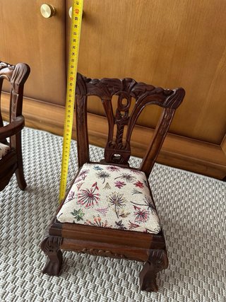 Sillas de madera tallada miniatura