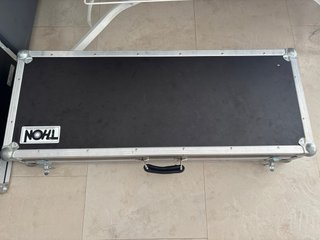 Yamaha MODX6+ y Flightcase
