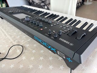 Yamaha MODX6+ y Flightcase