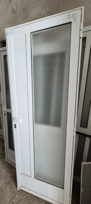 Puerta aluminio con cristal y cerradura 80,210 más