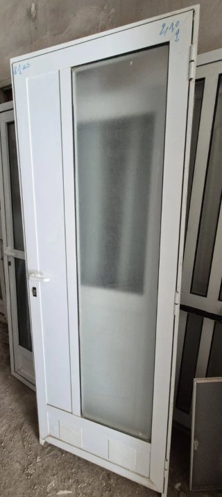 Puerta aluminio con cristal y cerradura 80,210 más