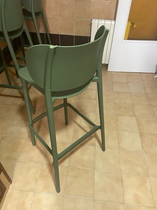 Taburete alto verde de plástico