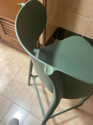 Taburete alto verde de plástico