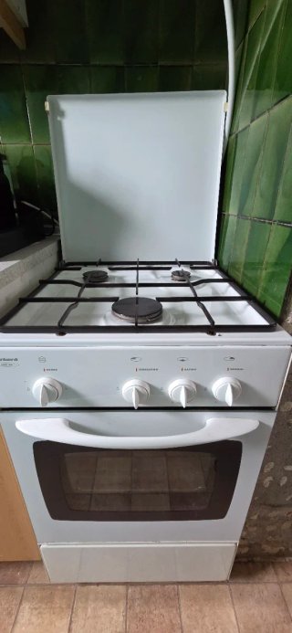 Cocina de gas blanca en buen estado