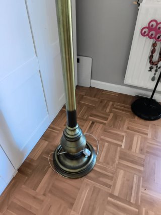 Lámpara de pie dorada y tulipán blanca