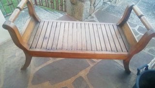 Banco de madera curvo