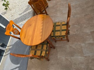 Mesa redonda de madera con 4 sillas – Dining table