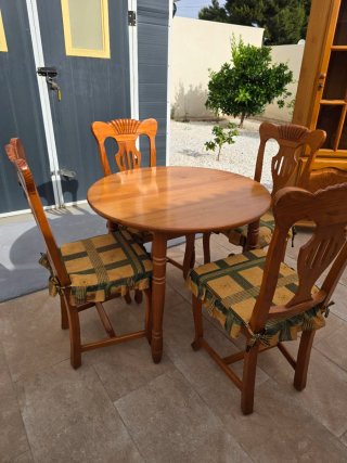 Mesa redonda de madera con 4 sillas – Dining table