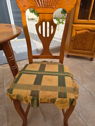 Mesa redonda de madera con 4 sillas – Dining table