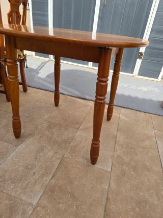 Mesa redonda de madera con 4 sillas – Dining table