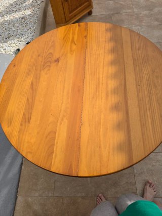 Mesa redonda de madera con 4 sillas – Dining table