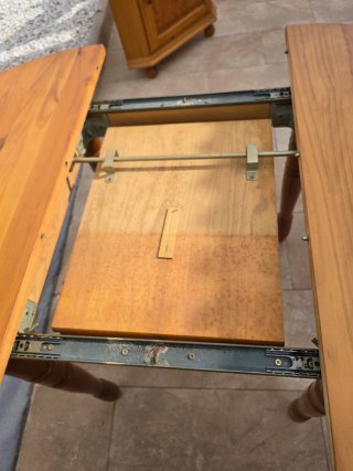 Mesa redonda de madera con 4 sillas – Dining table