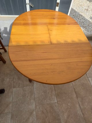 Mesa redonda de madera con 4 sillas – Dining table